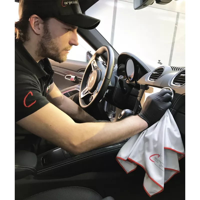 homme utilisant microfibre pour vitre carpolish